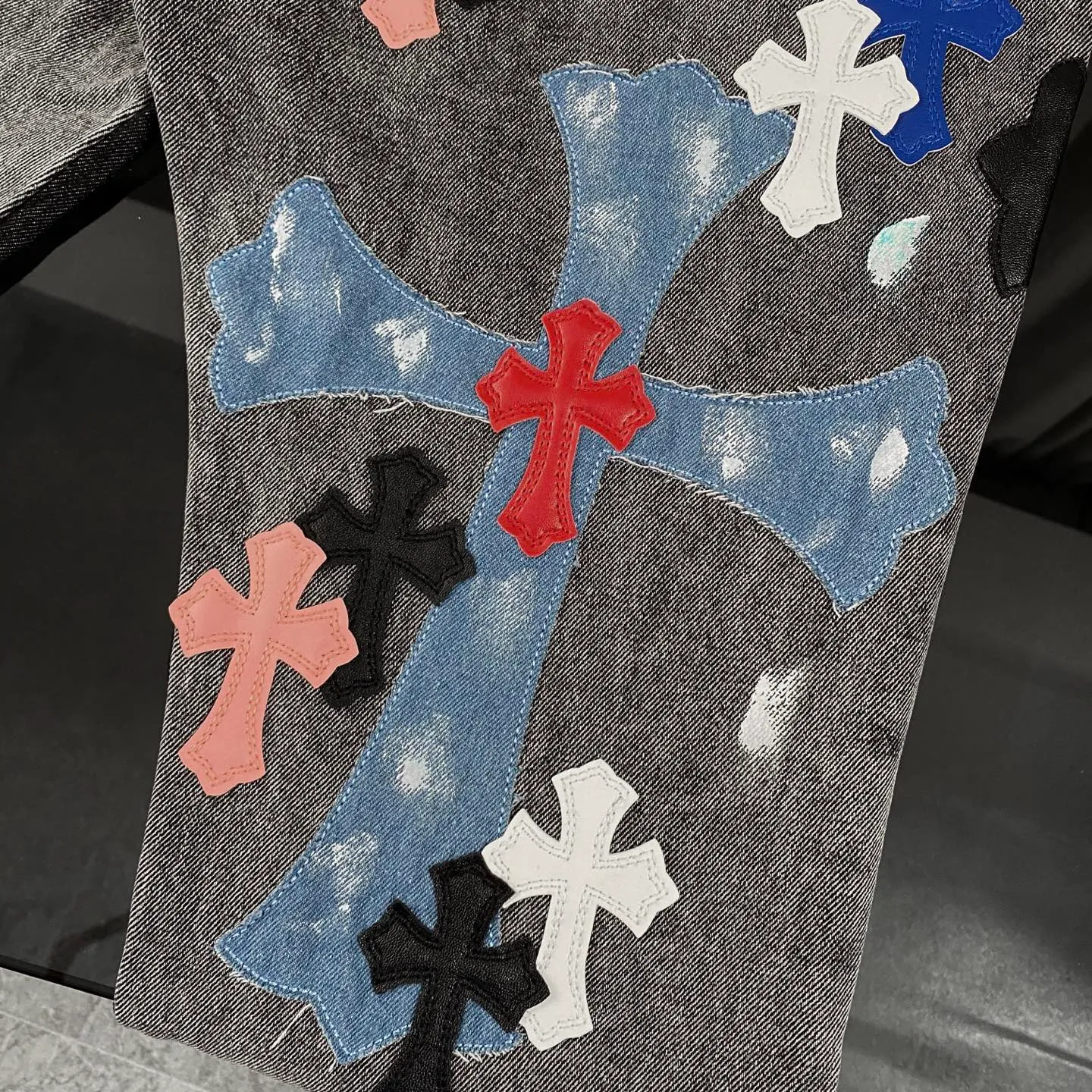 P330 CH Chromehearts colorful spliced ​​cross patch leather retro hand-painted splash-ink jeans, counter price 34W level, patch cross flower embellishment, washed jeans! ! An absolutely high-end luxury product, a 1.9W-level god-level single product, a super popular product, made by top heavy industry, a magic weapon that cannot be missed! [About Zangyin] This is an extremely luxurious fashion brand that can also be called the aristocracy of the high street. It has always been an exclusive brand for some hipsters or rich second generations. Compared with ordinary high streets, it is more luxurious and noble. Compared with luxury brands, it is more fashionable and individual. It has always been a brand that I have a special liking for. [Top heavy industry fashion design] Consistently high-street luxury style. Speaking of this style, the Zangyin family and GU family are definitely the leading representative brands. Especially the Zangyin family has really achieved a state-of-the-art effect in creating high-street style. The unique washed material is used to create this style. The color system is already quite eye-catching. After it is decorated with patchwork cross flowers, it cleverly highlights the charm of the brand. Secondly, this style uses classic The high-waist cutting design highlights the long legs and fashionable temperament of the upper body. The brand is highly recognizable and the slim fit configuration is more suitable for daily wear. It is a product that interprets personality, fashion, and specifications at a glance. This single product is enough to make any fan excited. It can be a white T-shirt for a youthful college style, or a tight suspender for a royal style. It has strong matching ability and can be easily controlled by men.  [Materials and craftsmanship] Needless to say, this point goes without saying. As an excellent craftsman brand, Zangyin’s requirements for details and craftsmanship are really perfect. The washed color of this model has gone through so many processes, not to mention the embellishment of denim appliques. It is also purely hand-made and sewn. Just like what they believe in, only hand-made things have soul and have the meaning of wear. A top-notch heavy-duty fashionable denim item, I look forward to your perfect interpretation! !  Color: black gray Size: 28-36